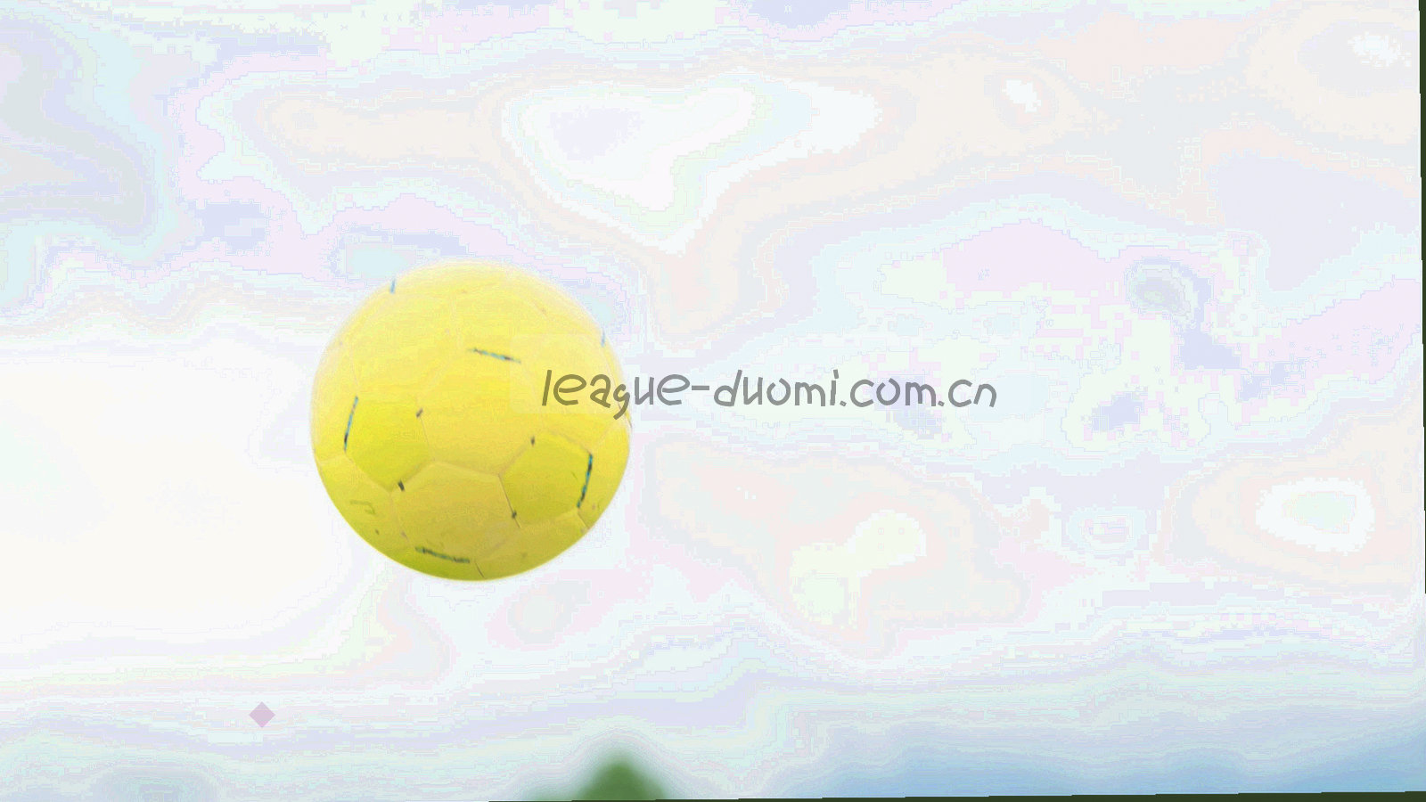球场边线附近的低角度特写，草皮纹理清晰，画面偏冷